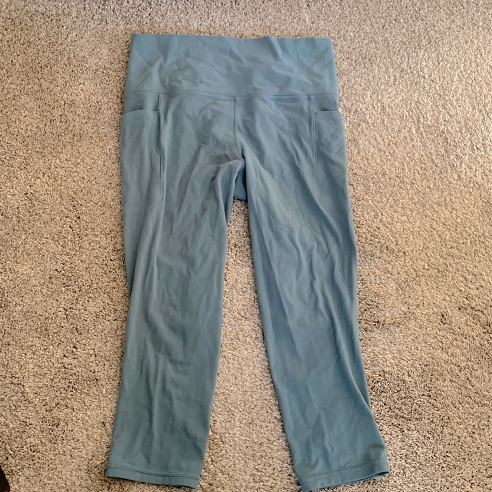 Athleta Salutation Stash Pocket II Capri - size Medium